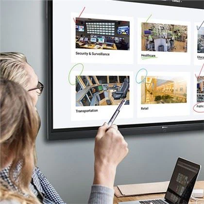 Stor berøringsskjerm for konferanserom